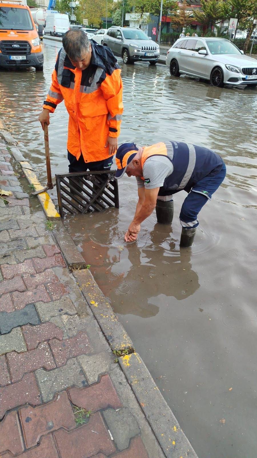 Kuvvetli yağış İstanbul'u vurdu, İBB görüntüleri paylaştı 34